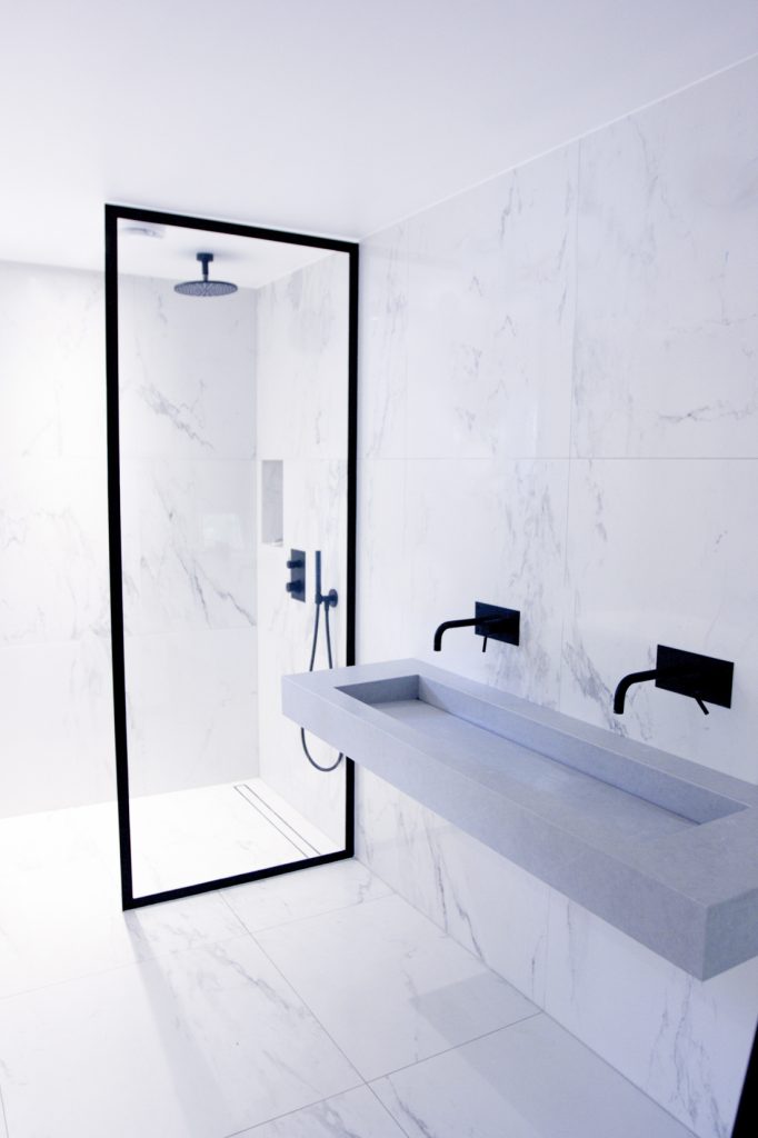 Moderne-dusjdør-i-metall-med-glass
